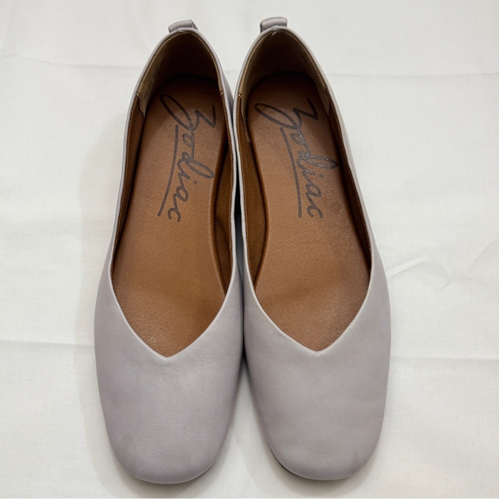 Zodiac Women's Light Gray Loafers